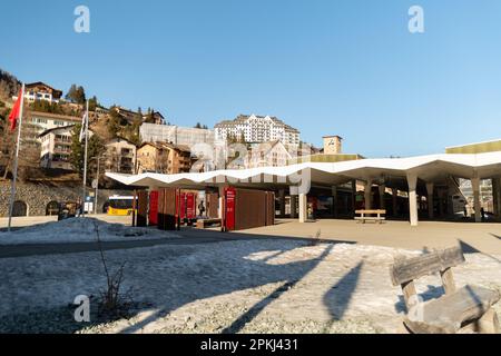 Saint Moritz, Schweiz, 21. Februar 2023 Bahnhofsgebäude im Stadtzentrum Stockfoto