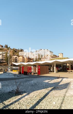 Saint Moritz, Schweiz, 21. Februar 2023 Bahnhofsgebäude im Stadtzentrum Stockfoto