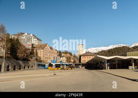 Saint Moritz, Schweiz, 21. Februar 2023 Bahnhofsgebäude im Stadtzentrum Stockfoto