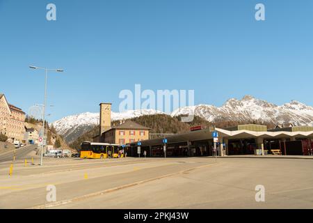 Saint Moritz, Schweiz, 21. Februar 2023 Bahnhofsgebäude im Stadtzentrum Stockfoto