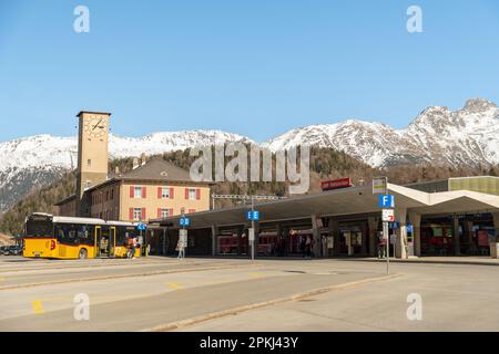 Saint Moritz, Schweiz, 21. Februar 2023 Bahnhofsgebäude im Stadtzentrum Stockfoto