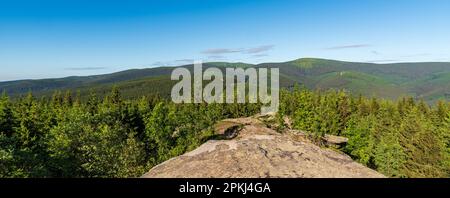 Praded, Vysoka-Loch, Petrovy kameny, Ovcarna und Sokol von der Felsenfestung auf dem Gipfel des Zarovy vrch-Hügels im Jeseniky-Gebirge in der tschechischen republik Stockfoto