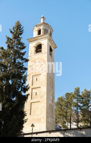 Saint Moritz, Schweiz, 21. Februar 2023 beliebter alter schiefer Turm im Stadtzentrum Stockfoto