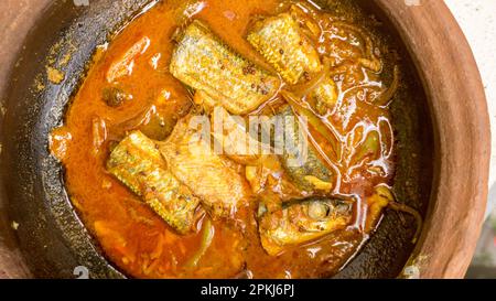 Tontopf Magie: Traditionelles Sri-Lankisches Fischcurry Stockfoto