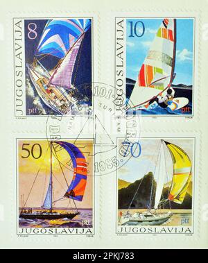 Stornierte Briefmarken, gedruckt von Jugoslawien, die Segelboote zeigen, etwa 1985. Stockfoto