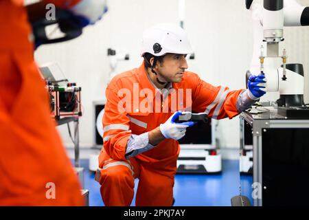 Robotik-Controller-Ingenieure arbeiten und lösen Probleme an der Maschine Stockfoto