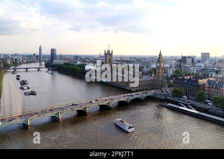 LONDON, GROSSBRITANNIEN - 15. MAI 2014: Es ist ein Luftblick auf den Westminster Palace und die Themse. Stockfoto