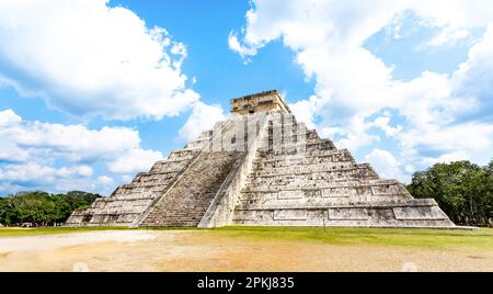 Das Wahrzeichen El Castillo ist weit vom Blickwinkel entfernt und wird auch als Tempel des Kukulcan in der Chichen Itza-Baustelle in Yucatan Mexico gekrönt - Reisekonzept mit einem von n Stockfoto