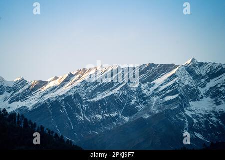 Felsige Gipfel des himalaya mit Schnee, der den Gipfel vor dem blauen Himmel bedeckt und die Schönheit des leh ladakh spiti-Tals zeigt Stockfoto