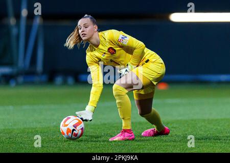 firo : 7. April 2023, Fußball, Freundschaftsspiel DFB Frauennationalmannschaft Niederlande - Deutschland Daphne van Domselaar (Niederlande) mit Ball Stockfoto