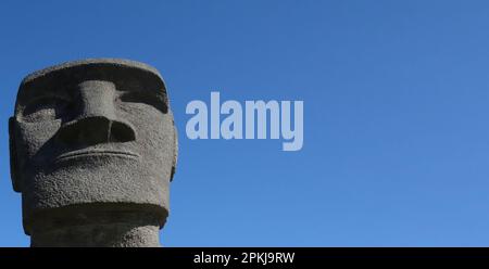 Nachbildung der Chile Osterinsel Rapa Nui Moai Statuen Ahu Akivi an der Sun Messe Nichinan, Miyazaki, Japan aus nächster Nähe mit blauem Himmel Stockfoto