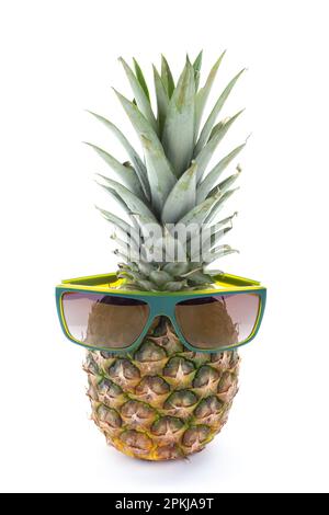 Ananas in Sonnenbrille auf weißem Hintergrund. Reife, saftige Ananas in stilvoller Sonnenbrille. Sommerkonzept. Stockfoto