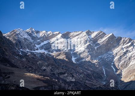 Felsige Gipfel des himalaya mit Schnee, der den Gipfel vor dem blauen Himmel bedeckt und die Schönheit des leh ladakh spiti-Tals zeigt Stockfoto