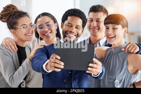 Selfie, Bürolächeln und Geschäftsleute in Gruppen- oder Teambuilding-Teams, Tablet-Fotos oder Online-Diversity-Post. Professionelle Freunde, Karriere Stockfoto