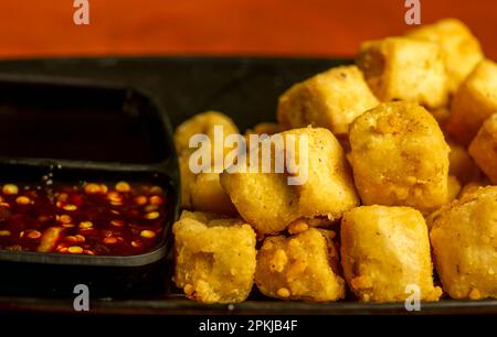 Tahu Cabe, ein traditionelles Essen aus Indonesien, hergestellt aus Tofu, Chili saude und Salz Stockfoto