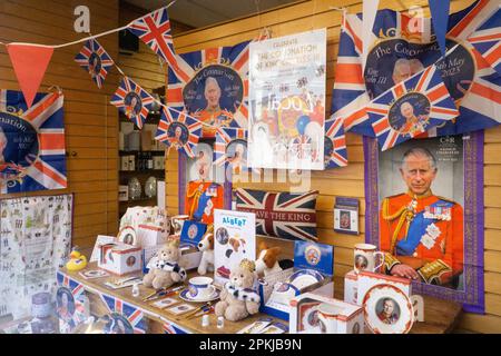 Henley-on-Thames, Großbritannien. 8. April 2023. Im Souvenirladen Temptations in Henley-on-Thames bietet eine Schaufensterausstellung eine Auswahl an Souvenirs zur Erinnerung an die bevorstehende Krönung von König Karl III. Am 6. Mai. Kredit: Anna Watson/Alamy Live News Stockfoto