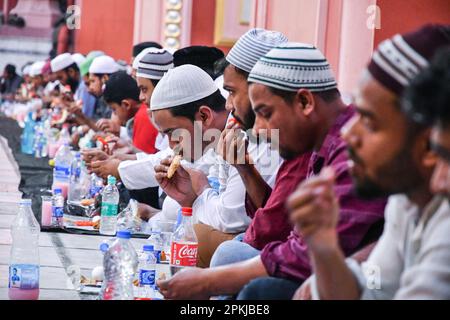Kalkutta, Indien. 07. April 2023. Während des heiligen Monats Ramadan im Nakhoda Masjid in Kalkutta versammeln sich die Menschen, um ihr Fasten zu beenden und gemeinsam Iftar zu essen. Ramadan ist der neunte Monat des islamischen Kalenders und wird von Muslimen weltweit als ein Monat des Fastens und Gebets beobachtet. (Foto: Dipayan Bose/SOPA Images/Sipa USA) Guthaben: SIPA USA/Alamy Live News Stockfoto