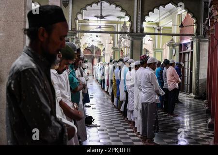Kalkutta, Indien. 07. April 2023. Die Menschen kommen nach dem Gottesdienst während des heiligen Monats Ramadan im Nakhoda Masjid in Kalkutta zusammen, um zu beten. Ramadan ist der neunte Monat des islamischen Kalenders und wird von Muslimen weltweit als ein Monat des Fastens und Gebets beobachtet. Kredit: SOPA Images Limited/Alamy Live News Stockfoto