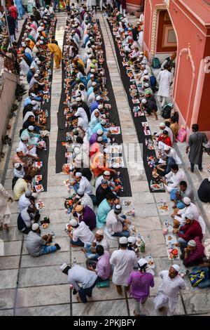 Kalkutta, Indien. 07. April 2023. Während des heiligen Monats Ramadan im Nakhoda Masjid in Kalkutta versammeln sich die Menschen, um ihr Fasten zu beenden und gemeinsam Iftar zu essen. Ramadan ist der neunte Monat des islamischen Kalenders und wird von Muslimen weltweit als ein Monat des Fastens und Gebets beobachtet. Kredit: SOPA Images Limited/Alamy Live News Stockfoto