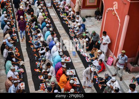 Kalkutta, Indien. 07. April 2023. Während des heiligen Monats Ramadan im Nakhoda Masjid in Kalkutta versammeln sich die Menschen, um ihr Fasten zu beenden und gemeinsam Iftar zu essen. Ramadan ist der neunte Monat des islamischen Kalenders und wird von Muslimen weltweit als ein Monat des Fastens und Gebets beobachtet. Kredit: SOPA Images Limited/Alamy Live News Stockfoto