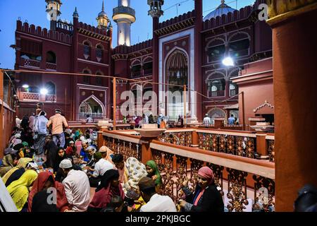 Kalkutta, Indien. 07. April 2023. Die Menschen versammeln sich, um ihr Fasten zu unterbrechen und Iftar zu essen während des heiligen Monats Ramadan im Nakhoda Masjid in Kalkutta. Ramadan ist der neunte Monat des islamischen Kalenders und wird von Muslimen weltweit als ein Monat des Fastens und Gebets beobachtet. Kredit: SOPA Images Limited/Alamy Live News Stockfoto