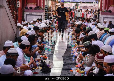 Kalkutta, Indien. 07. April 2023. Die Menschen versammeln sich, um ihr Fasten zu unterbrechen und Iftar zu essen während des heiligen Monats Ramadan im Nakhoda Masjid in Kalkutta. Ramadan ist der neunte Monat des islamischen Kalenders und wird von Muslimen weltweit als ein Monat des Fastens und Gebets beobachtet. Kredit: SOPA Images Limited/Alamy Live News Stockfoto