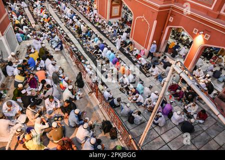 Kalkutta, Indien. 07. April 2023. Die Menschen versammeln sich, um ihr Fasten zu unterbrechen und Iftar zu essen während des heiligen Monats Ramadan im Nakhoda Masjid in Kalkutta. Ramadan ist der neunte Monat des islamischen Kalenders und wird von Muslimen weltweit als ein Monat des Fastens und Gebets beobachtet. Kredit: SOPA Images Limited/Alamy Live News Stockfoto