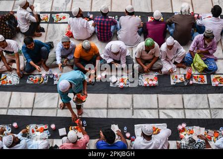 Kalkutta, Indien. 07. April 2023. Während des heiligen Monats Ramadan im Nakhoda Masjid in Kalkutta versammeln sich die Menschen, um ihr Fasten zu beenden und gemeinsam Iftar zu essen. Ramadan ist der neunte Monat des islamischen Kalenders und wird von Muslimen weltweit als ein Monat des Fastens und Gebets beobachtet. Kredit: SOPA Images Limited/Alamy Live News Stockfoto
