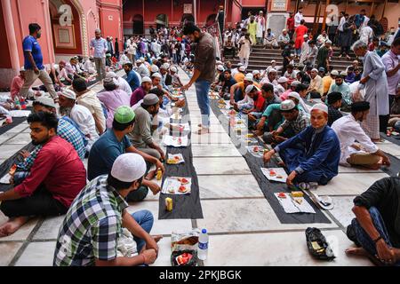 Kalkutta, Indien. 07. April 2023. Während des heiligen Monats Ramadan im Nakhoda Masjid in Kalkutta versammeln sich die Menschen, um ihr Fasten zu beenden und gemeinsam Iftar zu essen. Ramadan ist der neunte Monat des islamischen Kalenders und wird von Muslimen weltweit als ein Monat des Fastens und Gebets beobachtet. Kredit: SOPA Images Limited/Alamy Live News Stockfoto