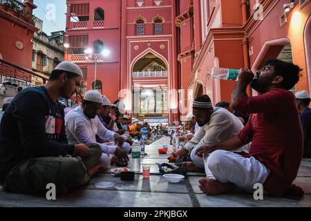Kalkutta, Indien. 07. April 2023. Während des heiligen Monats Ramadan im Nakhoda Masjid in Kalkutta versammeln sich die Menschen, um ihr Fasten zu beenden und gemeinsam Iftar zu essen. Ramadan ist der neunte Monat des islamischen Kalenders und wird von Muslimen weltweit als ein Monat des Fastens und Gebets beobachtet. (Foto: Dipayan Bose/SOPA Images/Sipa USA) Guthaben: SIPA USA/Alamy Live News Stockfoto