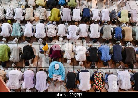Kalkutta, Indien. 07. April 2023. Die Menschen kommen nach dem Gottesdienst während des heiligen Monats Ramadan im Nakhoda Masjid in Kalkutta zusammen, um zu beten. Ramadan ist der neunte Monat des islamischen Kalenders und wird von Muslimen weltweit als ein Monat des Fastens und Gebets beobachtet. (Foto: Dipayan Bose/SOPA Images/Sipa USA) Guthaben: SIPA USA/Alamy Live News Stockfoto