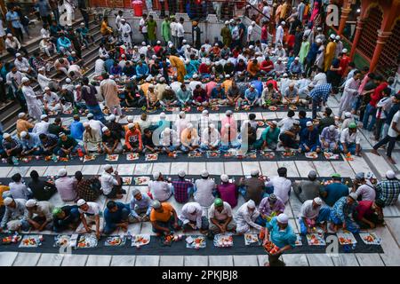 Kalkutta, Indien. 07. April 2023. Während des heiligen Monats Ramadan im Nakhoda Masjid in Kalkutta versammeln sich die Menschen, um ihr Fasten zu beenden und gemeinsam Iftar zu essen. Ramadan ist der neunte Monat des islamischen Kalenders und wird von Muslimen weltweit als ein Monat des Fastens und Gebets beobachtet. (Foto: Dipayan Bose/SOPA Images/Sipa USA) Guthaben: SIPA USA/Alamy Live News Stockfoto