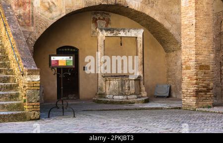 Details zum Innenhof des Stadtpalastes, auch bekannt als der Volkspalast am Domplatz - San Gimignano, Provinz Siena - Toskana Stockfoto