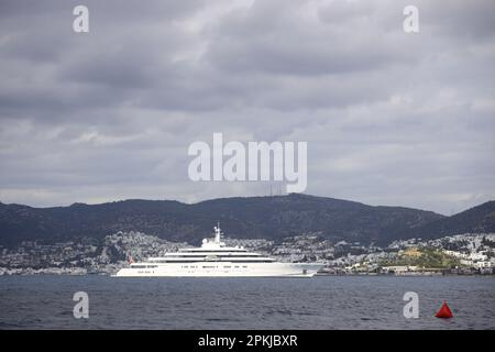 Bodrum, Türkei, 10. März 2023: Die riesige Superyacht Eclipse, im Besitz des russischen Geschäftsmanns Roman Abramovich, verankert in Bodrum's Stockfoto