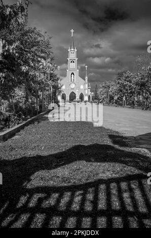 Frisch gepflückte Kaffeekirschen trocknen auf der Einfahrt der katholischen Hoang Yen Kirche in Chu Prong, Provinz Gia Lai, Vietnam. Stockfoto