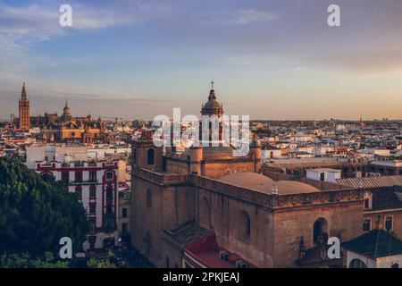 Farbenfroher Sonnenuntergang über Sevilla mit der Kathedrale von Sevilla und dem Giralda-Turm im Hintergrund, aufgenommen von Metropol Parasol, Sevilla, Andalusien, Spai Stockfoto