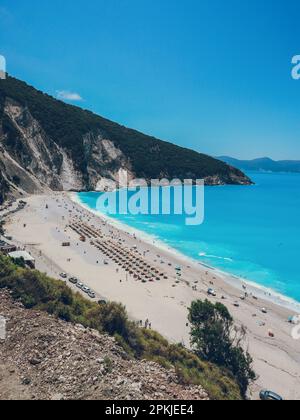 Ionisches türkisblaues Wasser am Strand von Myrtos, Insel Kefalonia, Griechenland. Alternative zu Zakynthos und noch besser Stockfoto