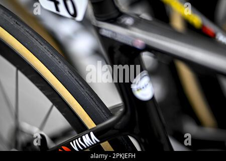 Denaix, Frankreich. 08. April 2023. Ein Fahrrad, das zu Beginn der dritten Ausgabe des Frauenelitenrennen des Radrennen „Paris-Roubaix“ gezeigt wird, 145, 4 km von Denain nach Roubaix, Frankreich, Samstag, 08. April 2023. BELGA FOTO JASPER JACOBS Kredit: Belga News Agency/Alamy Live News Stockfoto