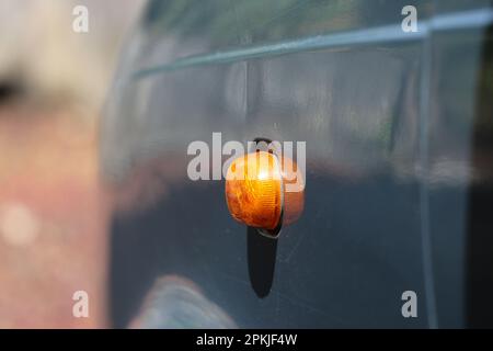 Blinkleuchten oder seitliche Blinker eines alten Fahrzeugs Stockfoto