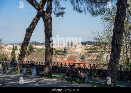 Rom, Italien, April 2023 Blick vom Gianicolo in Trastevere auf die Engelsburg und die Stadt Stockfoto