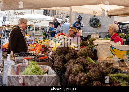 Rom, Italien, April 2023 ein Obst und Gemüsestand auf dem Campo dei Fiori einem Touristen Hotspot in Rom Stockfoto