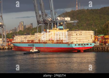 Durchfahrt durch den Panamakanal: Das Containerschiff „Lica Maersk“ Stockfoto