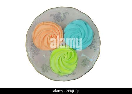 Marshmallows auf dem Schild auf weißem Hintergrund. Traditionelle, farbige süße Desserts für den Urlaub. Stockfoto