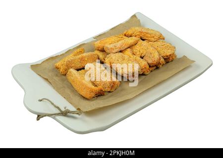 Gefrorene panierte orangefarbene Hähnchen-Nugget-Stäbchen-Konsistenz im Marktkühlschrank. Hausmannskost. Fastfood. Schließen. Stockfoto