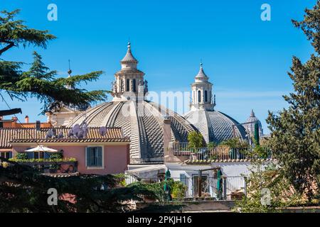 Rom, Italien, April 2023 Blick von der Viale delle Trinita dei Monti auf einige Kirchenkuppeln in der Nähe Stockfoto