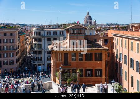 Rom, Italien, April 2023 Blick auf die Spanischen Treppe und di Via Condotti mit den exklusiven Geschäften Stockfoto