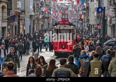 Berühmte Istiklal-Straße im Beyoglu-Viertel von Istanbul, Türkei Stockfoto