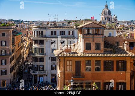 Rom, Italien, April 2023 Blick auf die Spanischen Treppe und di Via Condotti mit den exklusiven Geschäften Stockfoto