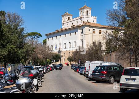 Rom, Italien, April 2023 die Villa Medici an der Piazza della Trinita del Monti auf dem Pincio Stockfoto