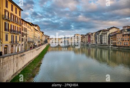 Mittelalterliche Brigade Ponte Vecchio über dem Fluss Arno, Florenz, Toskana, Italien Stockfoto